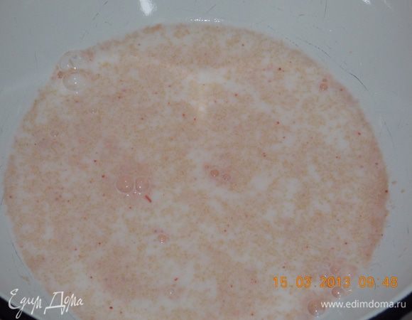 В миске соединить 1 ст.л. сахара и дрожжи.
Влить к ним теплое молоко. Оставить в теплом месте до пузырьков. 