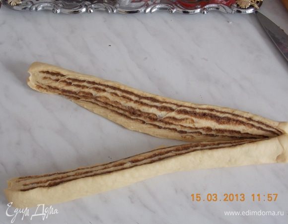 Рулет разрезать вдоль пополам и переплести между собой две половинки. 