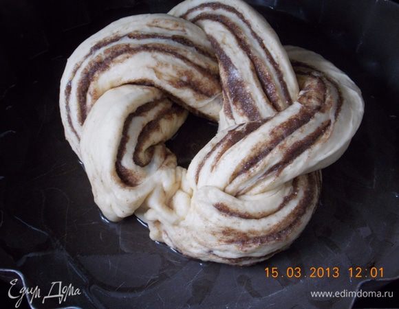 Затем оба конца соединить между собой. Уложить получившуюся ромашку на смазанный растительным маслом противень и поставить в духовку примерно на пол часа при температуре 160 градусов. Готовую ромашку смазать сливочным маслом и посыпать сахарной пудрой.