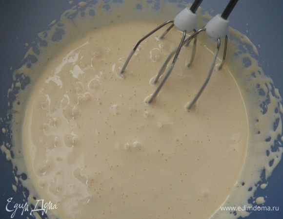 Яйца взбить миксером в течение 5 минут, постепенно добавить обычный и ванильный сахар, взбивать пока масса не увеличиться. Добавить просеянную муку с разрыхлителем, аккуратно перемешать сверху вниз.