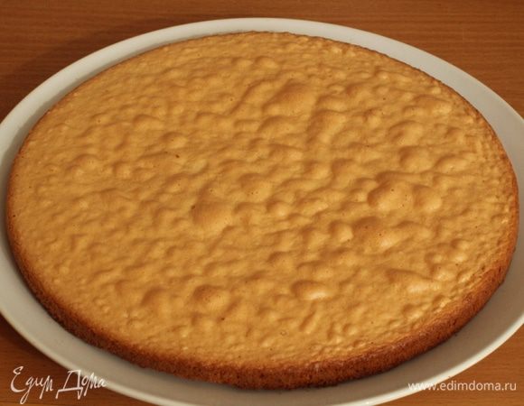 Форму выстелить бумагой для выпечки, вылить тесто и выпекать при 180 градусах 20 - 25 минут.  Достать бисквит и дать ему полностью остыть.