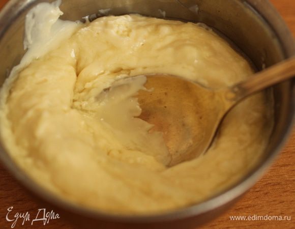 Белый шоколад растопить на водяной бане, слегка остудить.