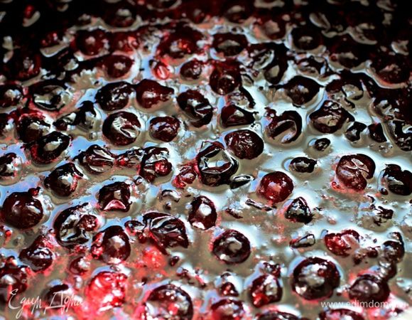 Смородину разморозить (сок не сливать), соединить с сахаром, положить в   кастрюлю и сварить. Протереть через сито. Часть пюре (3-4 ст.л.) оставить для глазури.