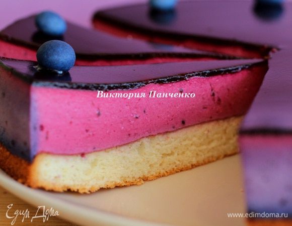 Положить бисквит в кольцевую форму, на него выложить мусс, разровнять и убрать в холодильник на 2 часа. Через 2 часа залить застывшую поверхность глазурью и оставить торт в холодильнике на  ночь.  Для глазури соединить пюре из черной смородины и предварительно замоченный желатин.  Хорошо прогреть и остудить.