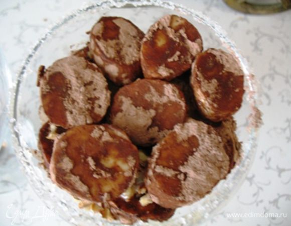 Бананы очистить, нарезать кружками и обкатать в смеси какао сахарной пудры и ванилина. 
