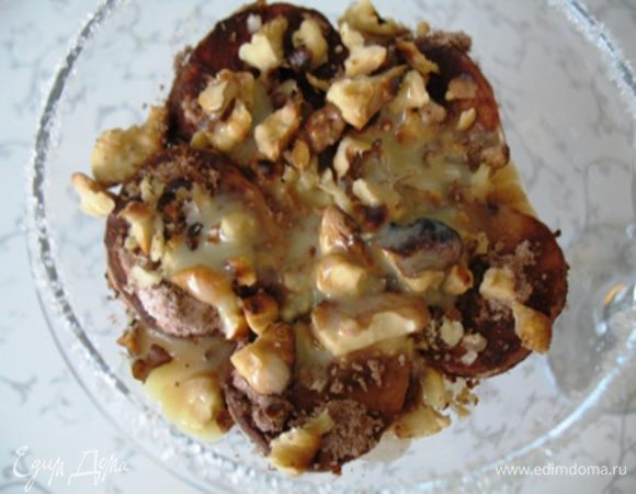 Наколоть орехов, поджарить их на сухой сковородке, очистить от оболочки (когда орехи хорошо прожарены оболочку легко отшелушить руками), измельчить не очень мелко.
