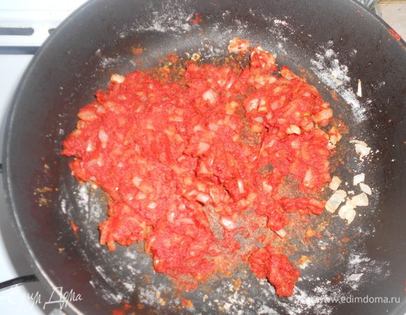 Лук мелко нарежьте и обжарьте до мягкости минут 5, добавьте муку и жарьте еще 1 минуту. Затем добавьте томатную пасту, жарьте до появления сладкого запаха. Тонкой струйкой влейте бульон ( или воду), постоянно помешивая, чтобы не было комочков.