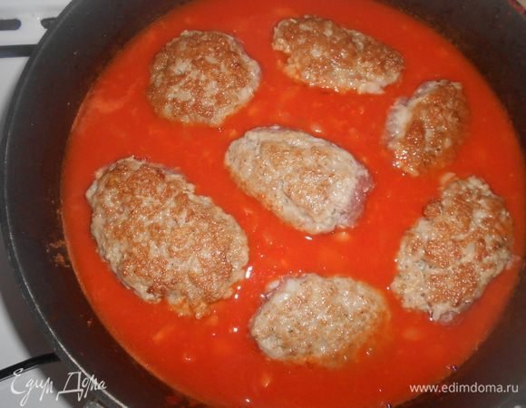 Выложите котлеты и доведите до кипения, уменьшите огонь и тушите под крышкой минут 10–15.