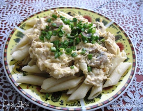 Выложить готовые макароны на тарелку, сверху положить соус, посыпать твердым сыром (при желании), украсить зеленью.
Откупорить бутылку вина и устроить романтический ужин.