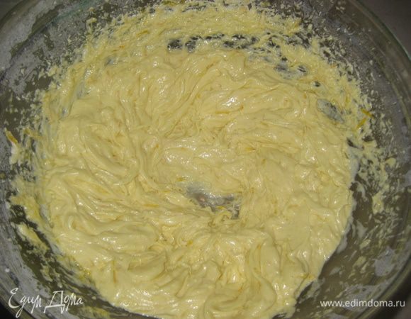 Взбиваем размягченное сливочное масло, крахмал, 15 г сахара, ванильный сахар, лимонную цедру, соль. Добаляем желтки и наливку (я добавила коньяк) и еще раз взбиваем.