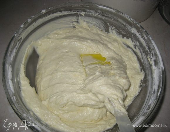 Осторожно добавляе взбитые белки к остальной массе, перемешиваем движениями снизу-вверх