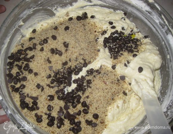 Добавляем муку, вымешиваем тесто. Добавляем молотые орехи и шоколадные капли и хорошо вымешиваем.