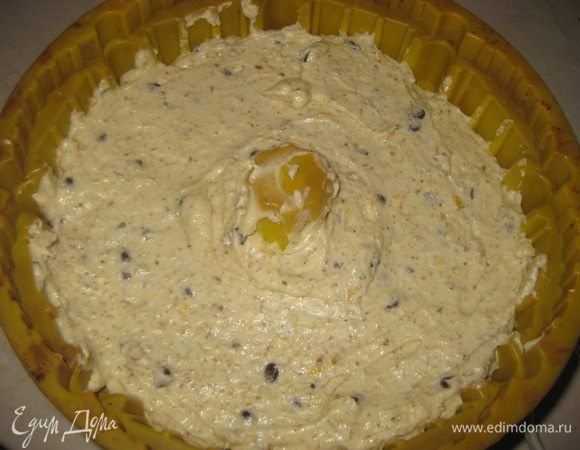 Выкладываем тесто в круглую высокую форму для кекса и выпекаем 1 час при темп.180 гр. остужаем и посыпаем сахарной пудрой.