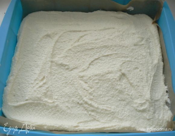 Начинка;
Застелить пергаментной бумагой форму, смазать растительным маслом.
Взбить  творог и сахар до однородной массы. Добавить яйцо и молоко;  всё хорошо перемешать.
Выложить творожную массу в форму .