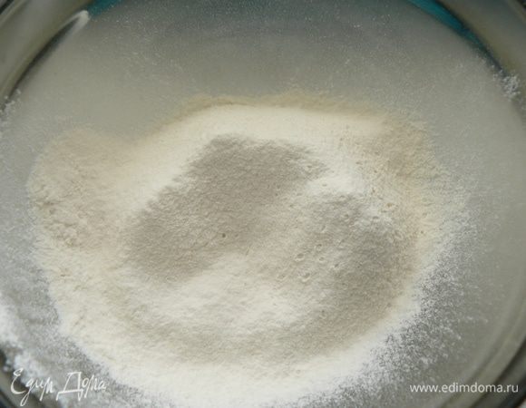 Для теста;
В небольшой миске смешать  муку, соду и разрыхлитель.