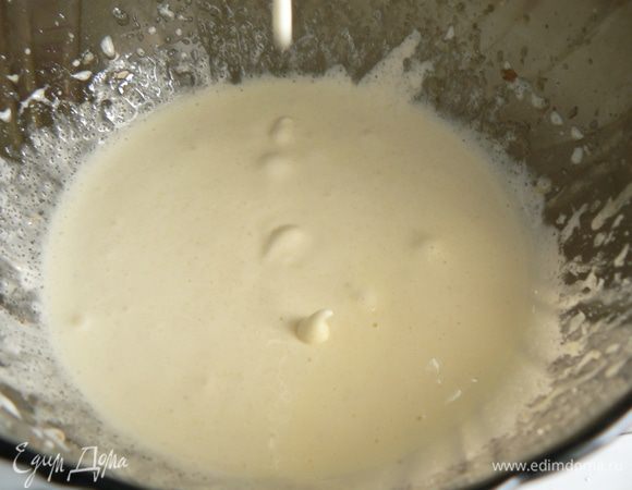 Взбить желтки. Постепенно ввести сахар и продолжать взбивать до получения пышной, светло-жёлтой массы. 