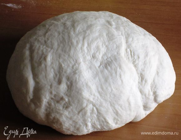 .....выложить  тесто на рабочую поверхность и замесить однородное эластичное тесто.