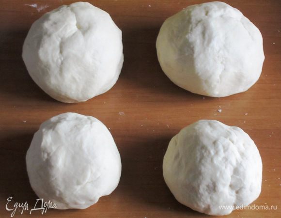 Тесто разделить на 4 части: 2 куска теста по 300 г и 2 - по 190 г. Накрыть пищевой плёнкой и поставить в холодильник на 1 час.