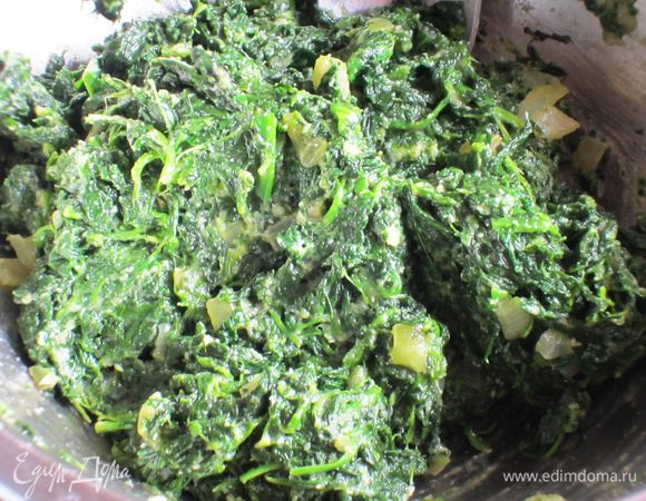 Шпинат переложить в миску,добавить 2 яйца, 50 г пармезана, измельчённый майоран, соль, перец и хорошо перемешать.