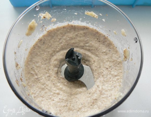 превратить бананы и орехи в пюре