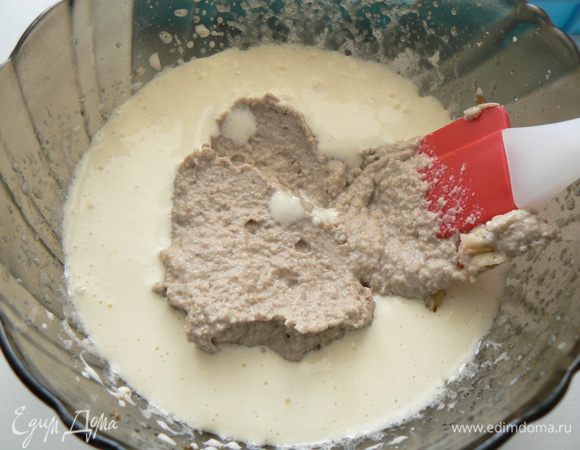 Добавить банановое пюре и орехи к желтковой массе, перемешать.