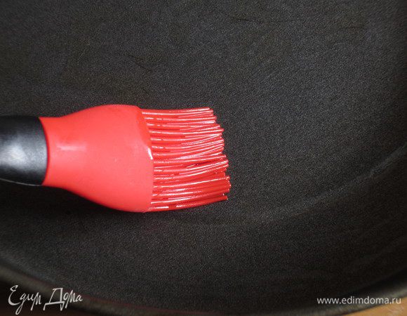 Форму (диаметр 28 см) смазать оливковым маслом.