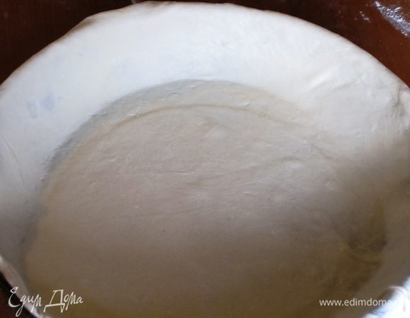 Тесто выложить в форму так, чтобы края были выше бортиков на 1-2 см.