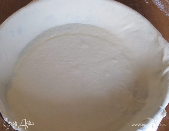 Второй шар (300 г) раскатать таким же образом и уложить сверху.