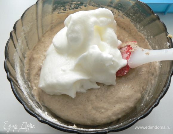 ввести белки к яичной массе и аккуратно перемешать, круговыми движениями с низу вверх.