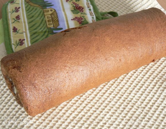 Горячую выпечку,помогая полотенцем завернуть в рулет. Полностью остудить на решётке.