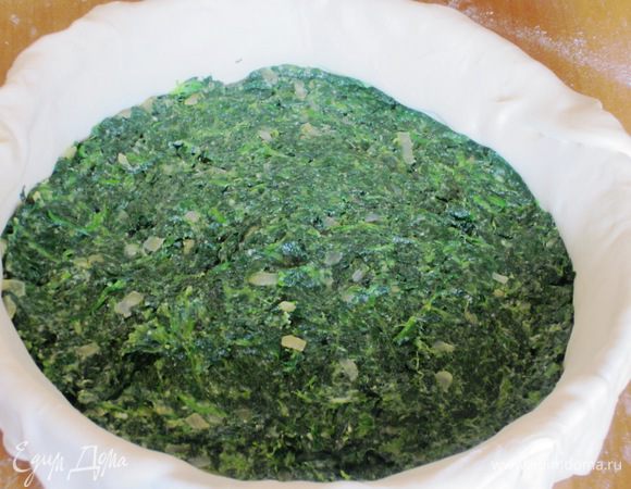 Выложить начинку из шпината на тесто и разровнять.