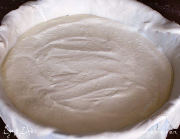 Сверху распределить творожную начинку, разровнять.