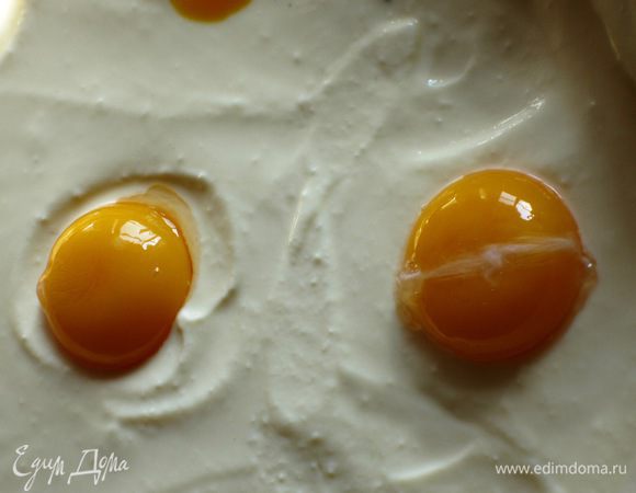 Отделить желтки от белков, желтки очень аккуратно выложить в углубления.