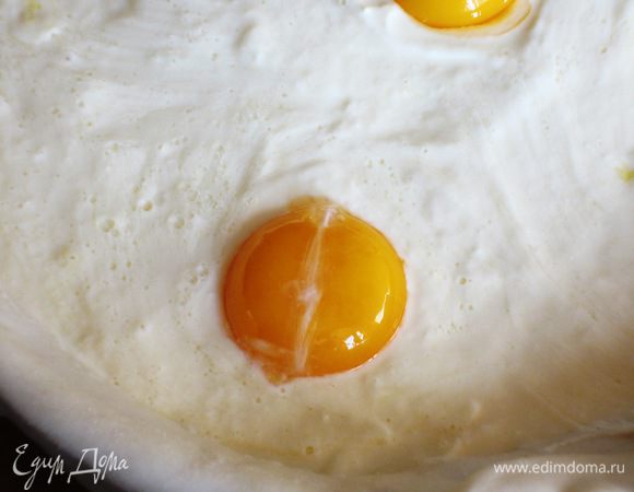 Белки взбить венчиком и нанести тонким слоем на поверхность пирога.