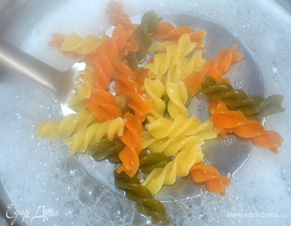 Пасту отварить до полуготовности в кипящей соленой воде...я варила 4-5 минут!