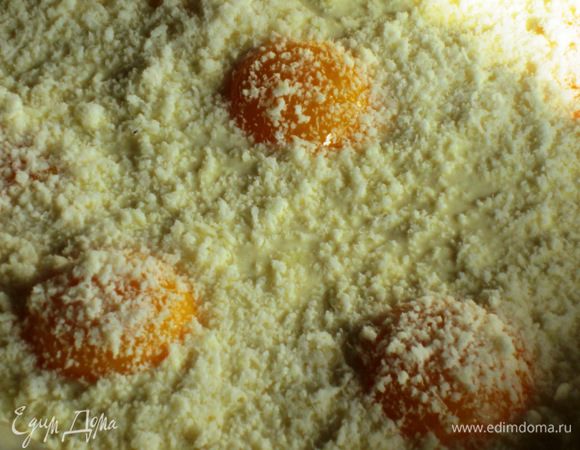 Пирог посыпать оставшемся пармезаном.