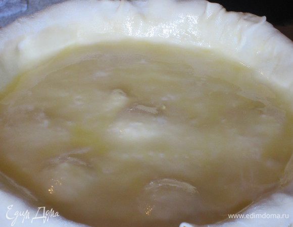 Раскатать 3-й шар теста (190 г), слегка растянуть руками и выложить на начинку, прижать к бортикам. Смазать поверхность оливковым маслом.