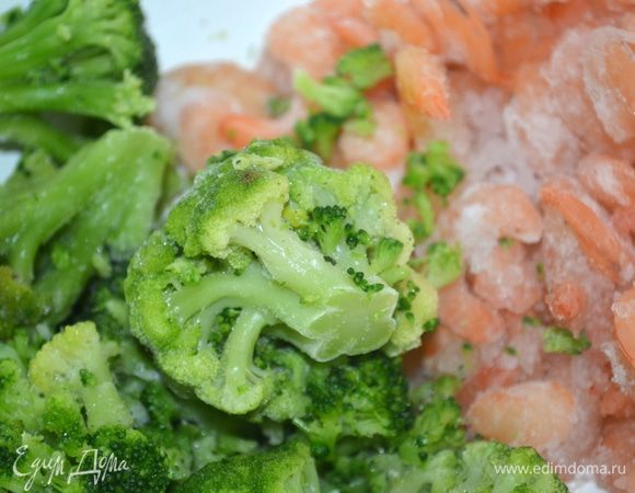 креветки и брокколи нужно заранее разморозить, например утром выложить...пойти на работу, а вечером по-быстрому готовить ужин! Или - если они замороженные бросить в кастрюлю с пастой и поварить также несколько минут!