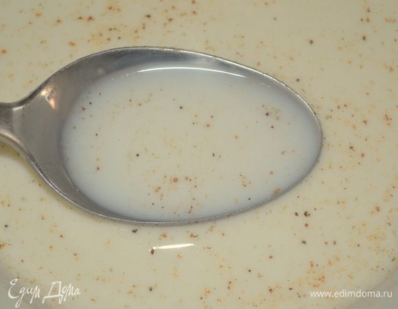 в сливки добавить мускатный орех, соль и перец