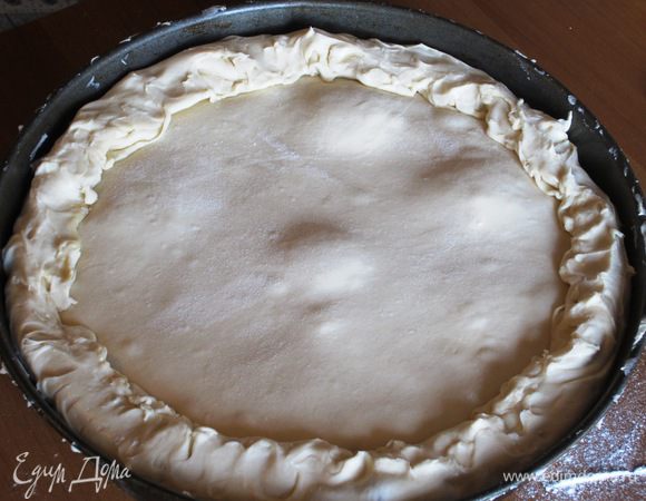 ...завернуть бортики внутрь формы, бортики прижать вилкой.