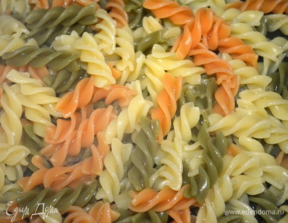 в форму для запекания, смазанную маслом выложить пасту