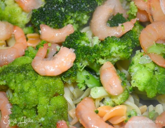 сверху разложить креветки и соцветия брокколи, залить все сливками