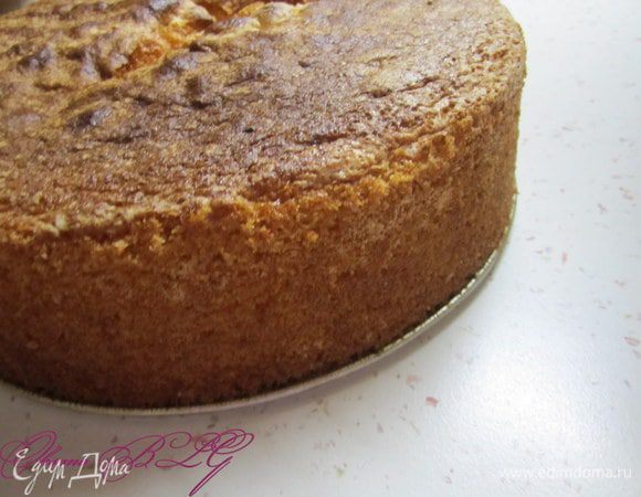 Для бисквита. Форму застелить пергаментом. Муку смешать с разрихлителем. Яйца взбить с сахаром в белую пышную массу, которая должна увеличится как минимум вдвое.
Аккуратно ввести муку с разрыхлителем . Затем влить кипяток, хорошо перемешать.
Тесто вылить в форму, выпекать при температуре 180 градусов, в предварительно разогретой духовке.
После 25-30 минут выпечки проверить готовность деревянной шпажкой, она должна быть сухой.