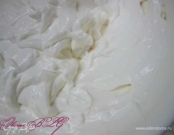 Для суфле. Сметану взбить с сахаром, ввести творог. Творог желательно брать пастообразные не зернистый, чтобы не было крупинок. Или же зернистый творог предварительно перетереть через сито.
Желатин предварительно залить горячей водой. Дать постоять минут пять ,размешать чтобы не было крупинок. Ввести в суфле, взбить. Затем добавить наполнитель, пюрированну клубнику или растопленный шоколад.