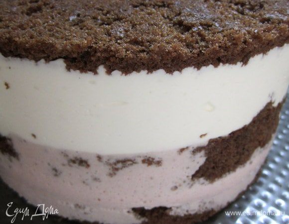 Второй ярус. В разъмную форму выложить корж бисквита, залить 1й слой суфле, бисквит, второй слой суфле. В такой сборке тортика можно обойтись без охлаждения слоев суфле, только в том случае если суфле не очень жидкое, консистенции густой сметаны. В другом случае нужно либо охлаждать слои с суфле или же дать немного остыть суфле до заливки.