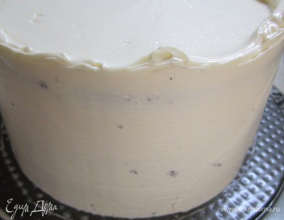 Покрыть каждый ярус масляным кремом, выровнять шпателем.