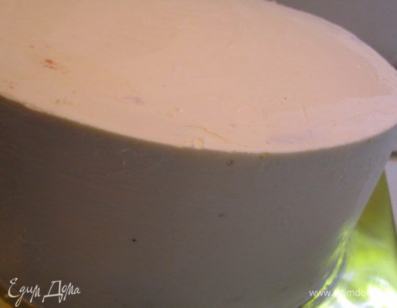 Так должен выглядеть тортик перед покрытием мастикой.