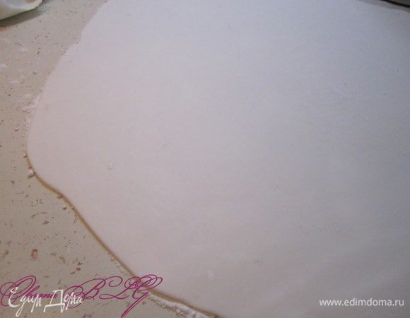 Раскатать мастику.