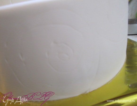 Для украшения первого яруса, нанести предварительно рисунок для рюш.