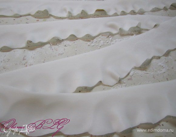 Прогладить с одного края, можно ложкой  или специальной палочкой для мастики с шариком.